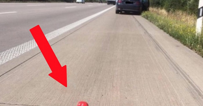 Han fick motorstopp men hade ingen varningstriangel – Hans kreativa lösning fick polisen att GAPSKRATTA! Han fick motorstopp men hade ingen varningstriangel – Hans kreativa lösning fick polisen att GAPSKRATTA!