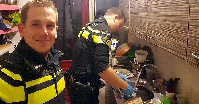Mamman fick åka ambulans till sjukhuset! Det polisen gör för barnen då är OTROLIGT! Mamman fick åka ambulans till sjukhuset! Det polisen gör för barnen då är OTROLIGT!