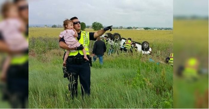 Pappan dog i en bilolycka. Då lyfter polisen upp hans två år gamla dotter och gör det HÄR!