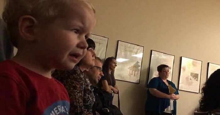 När storasyster ska framföra ett stycke på pianot – Blir det för mycket för lillebror på 2 år, tårarna börjar att flöda! När storasyster ska framföra ett stycke på pianot – Blir det för mycket för lillebror på 2 år, tårarna börjar att flöda!