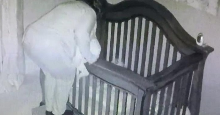 Farmor ska lägga barnet i sängen – När föräldrarna ser övervakningsvideon blir de chockade! Farmor ska lägga barnet i sängen – När föräldrarna ser övervakningsvideon blir de chockade!