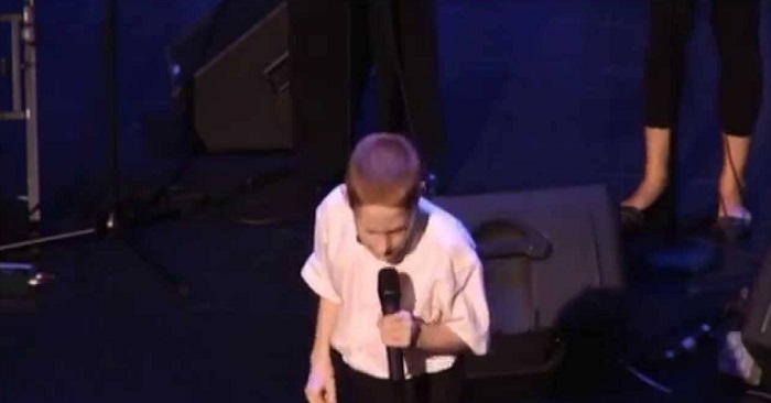 Christoffer är autistisk och blind. När han gick upp på scenen för att sjunga framför en stor publik, blev alla chockade! Christoffer är autistisk och blind. När han gick upp på scenen för att sjunga framför en stor publik, blev alla chockade!