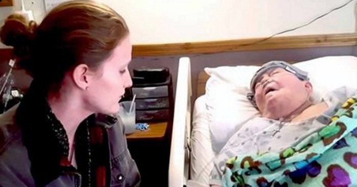 Sjuksköterskan sitter bredvid den döende kvinna. Hon vet inte att en kamera filmar vad hon gör! Sjuksköterskan sitter bredvid den döende kvinna. Hon vet inte att en kamera filmar vad hon gör!