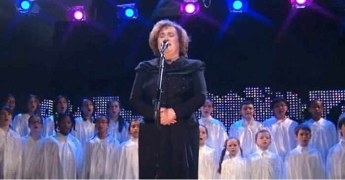 Ingen sjunger julsånger som Celine Dion. Men hör när Susan Boyle lyfter taket med sin röst!