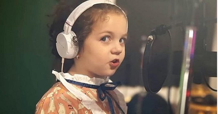 Ingen gör det här helt som Sinatra själv. Men hör när 5-åriga Sophie öppnar sin mun – Hon förtrollar alla!