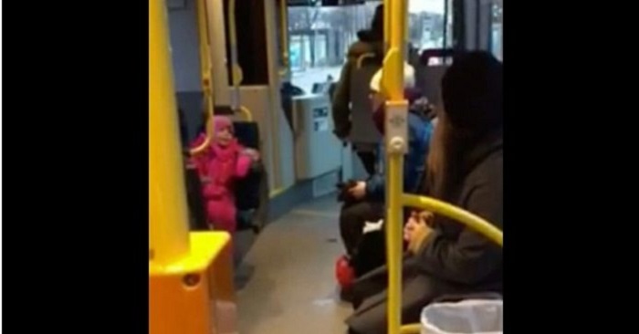 Förskoleflickan sjunger på bussen: Vad busschauffören gör sedan får hela internet att smälta!