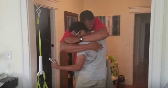 Mor och son återförenas 10 år efter att de senast såg varandra. Deras reaktion rör oss djupt! Mor och son återförenas 10 år efter att de senast såg varandra. Deras reaktion rör oss djupt!