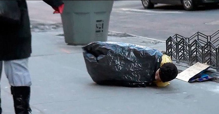 Den hemlösa pojken låg frusen på gatan. Det som hände DÅ krossade mitt hjärta! Den hemlösa pojken låg frusen på gatan. Det som hände DÅ krossade mitt hjärta!