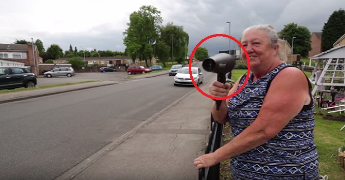 Grannarna tror först att tanten har tappat vettet. Men när de förstår VAD som händer, applåderar de!! Grannarna tror först att tanten har tappat vettet. Men när de förstår VAD som händer, applåderar de!!