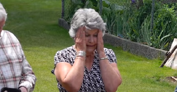 Tonåringen visar hur hon ska gå klädd på balen. Då bryter mormor ut i tårar! Tonåringen visar hur hon ska gå klädd på balen. Då bryter mormor ut i tårar!