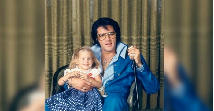 Elvis dog för 40 år sedan. Men det hindrar honom inte från att sjunga denna ”duet” med sin dotter!