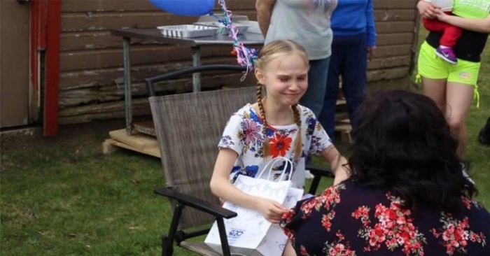 Flickan får en gåva av sin mormor. Men när hon ser närmare, bryter hon ut i tårar! Flickan får en gåva av sin mormor. Men när hon ser närmare, bryter hon ut i tårar!
