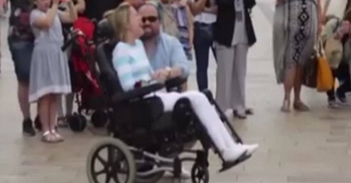 Carls hustru lider av MS och är bunden till rullstolen. När de firade sin tionde bröllopsdag gjorde Carl något som rörde ALLA! Carls hustru lider av MS och är bunden till rullstolen. När de firade sin tionde bröllopsdag gjorde Carl något som rörde ALLA!