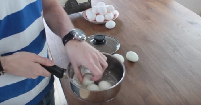 Så HÄR skalar du enklast och snabbast dina kokta ägg! Så HÄR skalar du enklast och snabbast dina kokta ägg!