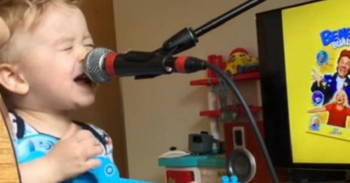 Pappan sjunger en vacker Ed Sheeransång. Då tar 2-åringen mikrofonen och stjäl showen! Pappan sjunger en vacker Ed Sheeransång. Då tar 2-åringen mikrofonen och stjäl showen!