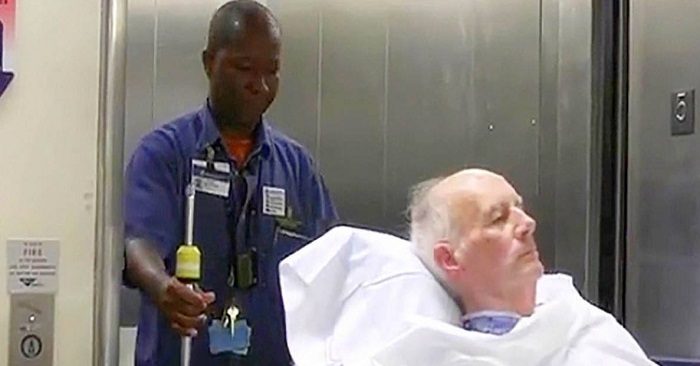 När den här mannen ska transportera en patient gör han något som har chockat miljoner människor på internet!! När den här mannen ska transportera en patient gör han något som har chockat miljoner människor på internet!!