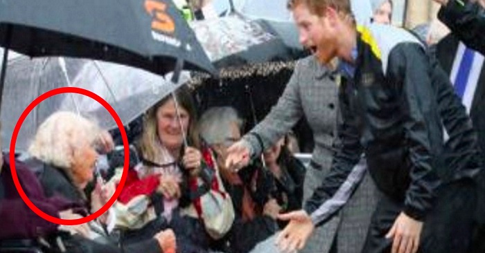 Kvinnan tvivlar på att prins Harry kommer att känna igen henne – Men se vad som händer då! Kvinnan tvivlar på att prins Harry kommer att känna igen henne – Men se vad som händer då!