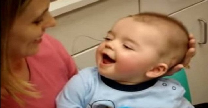 Han förlorade hörseln som nyfödd – 8 månader senare hör han sin mammas röst för första gången! Han förlorade hörseln som nyfödd – 8 månader senare hör han sin mammas röst för första gången!