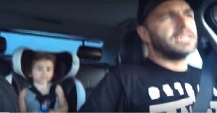 Pappan sitter och sjunger i bilen och snart stämmer dottern in i sången. Nu tar videon internet med storm!