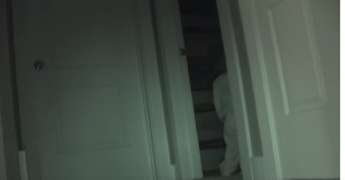 De märker att saker försvinner i huset på natten. Men se när övervakningskameran filmar tjuven!