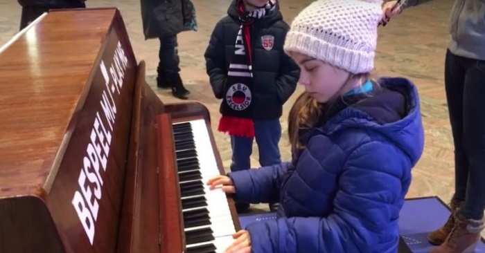 Nioåringen spelar ”Hallelujah” på tågstationen: När systern avslutar blir alla chockade!