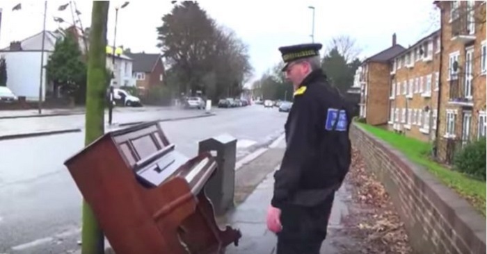 Parkeringsvakten finner ett övergivet piano på trottoaren. Men vad gör han då får alla att GAPA!